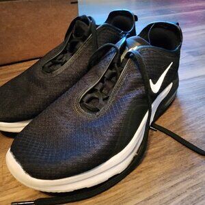 Nike Air Max Motion 2 Women's running Shoes Black & White size 7.5
